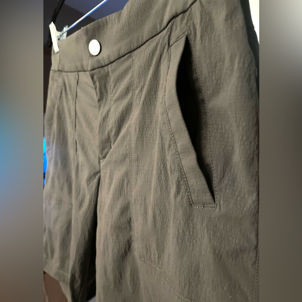 GW 2025 Athleta Sz 4 Women’s Lightweight Shorts w/front & back pockets - Picture 2 of 12